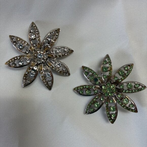 Flower shaped brooch / coat pin - set of 2 - Picture 1 of 4